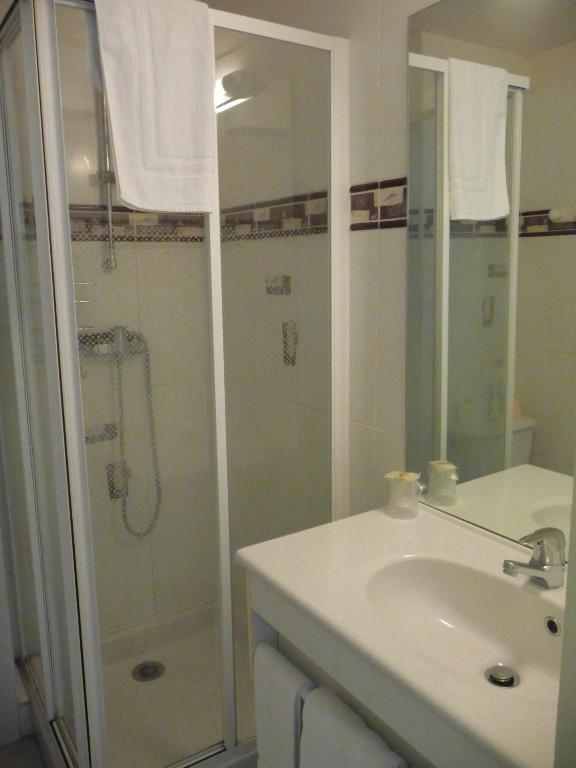 Hotel Les Tilleuls De Pareloup A Salles-Curan Номер фото