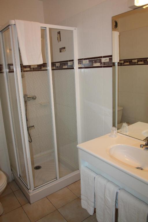 Hotel Les Tilleuls De Pareloup A Salles-Curan Номер фото