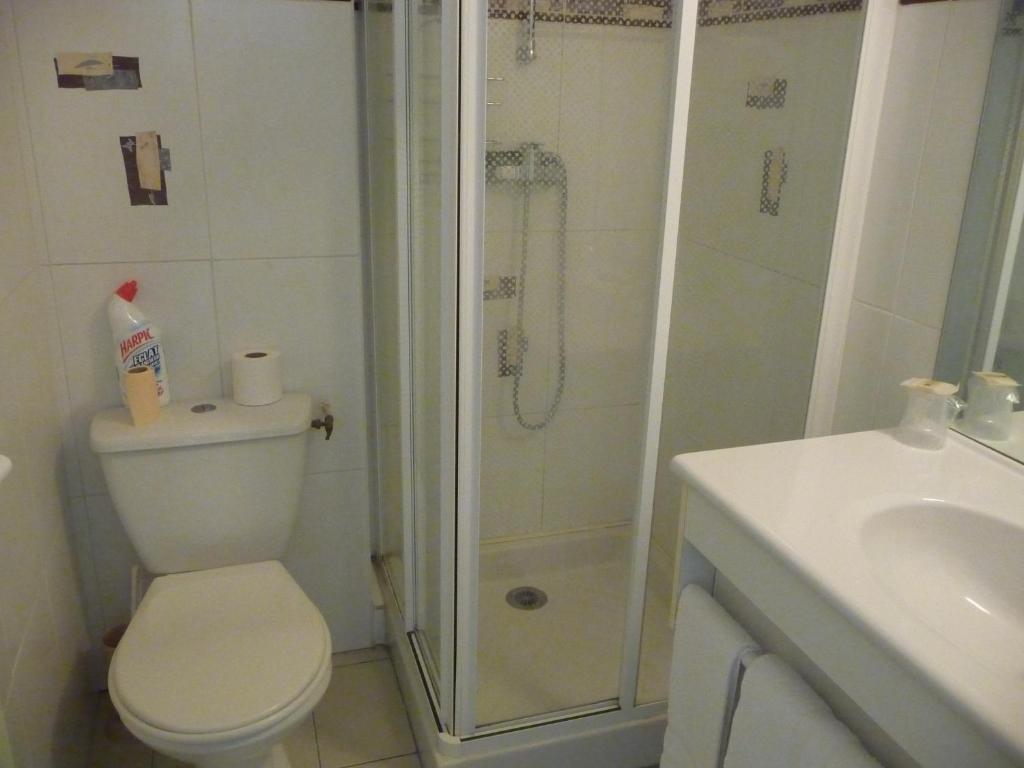 Hotel Les Tilleuls De Pareloup A Salles-Curan Номер фото